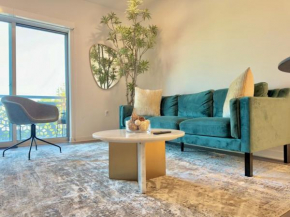 NEW One Bedroom Penthouse, Silver Lake + Parking!